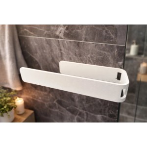 Radius Design Handtuchhalter weiß 40cm aus Aluminium, klebend ohne Bohren an dunkler Fliesenwand im Bad.