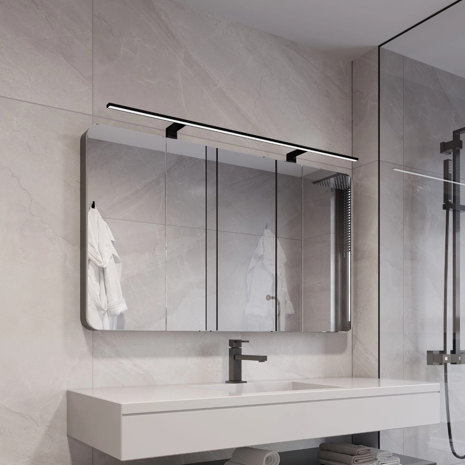 Schwarze Spectraline LED Spiegelleuchte 120cm über Spiegelschrank im Badezimmer.