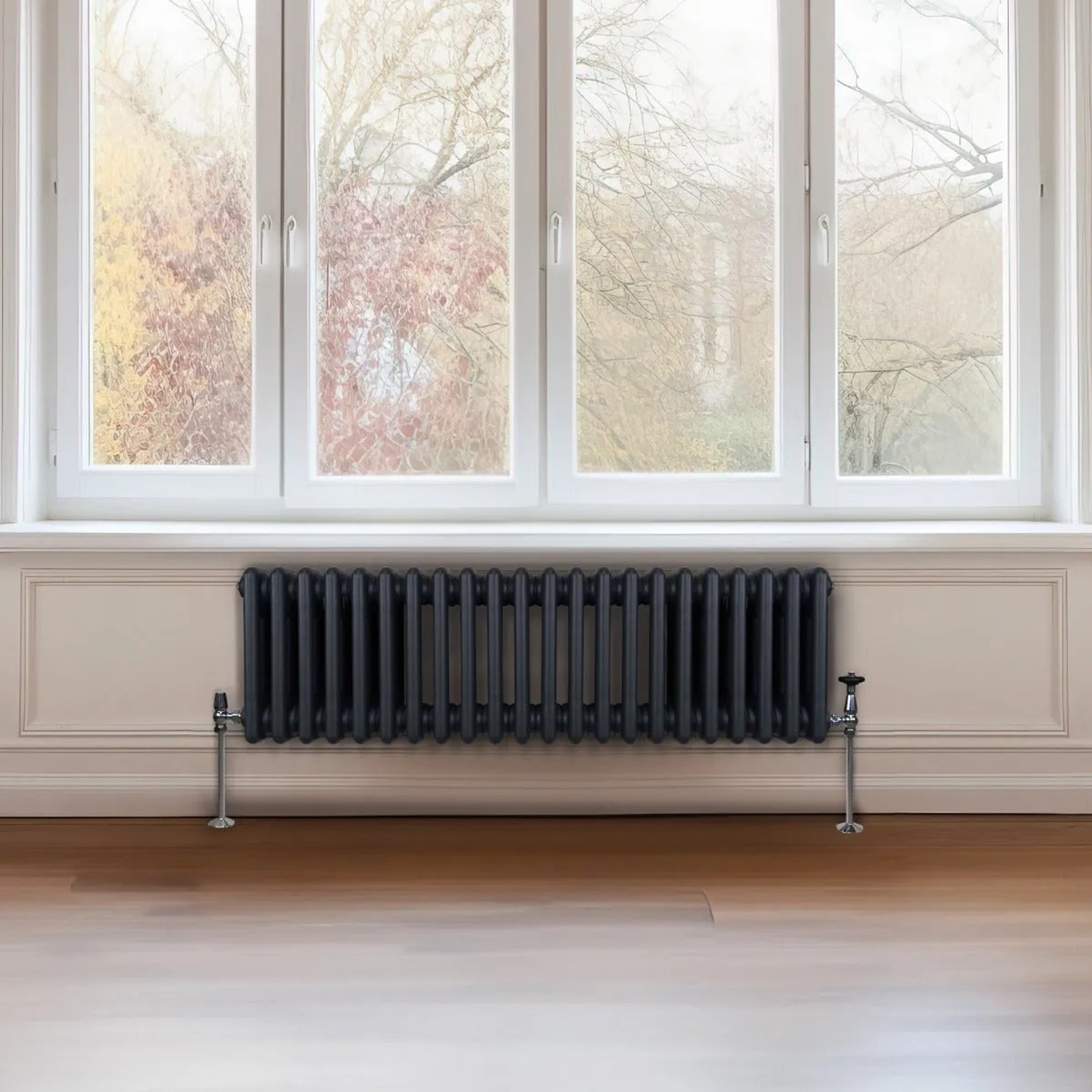 Anthrazitgrauer 3-Säulen Heizkörper (300x1012mm) vor Fenster. Traditioneller Stil für wohlige Wärme.