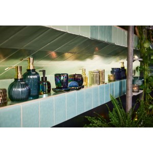 Verschiedene Seifenspender der baliv Dark Wonder Serie in Gold und dunklen Farben auf einem Regal.