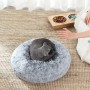 Graues, flauschiges Hundebett (50 cm) mit schlafender Katze. Kuschelige Liegefläche für Hunde & Katzen.