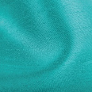 Türkiser Flächenvorhang Alessia von Arsvita, Detailaufnahme der Textilstruktur.