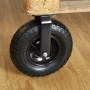 Schwarze luftbereifte Schwerlast-Bockrolle aus Gummi und Stahl, an Holzpalette montiert. Für Lasten bis 120 kg.