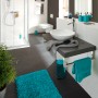 Modernes Badezimmer mit rundem, weißen Aufsatzwaschbecken (Ø 42cm) auf dunkler Waschtischplatte.