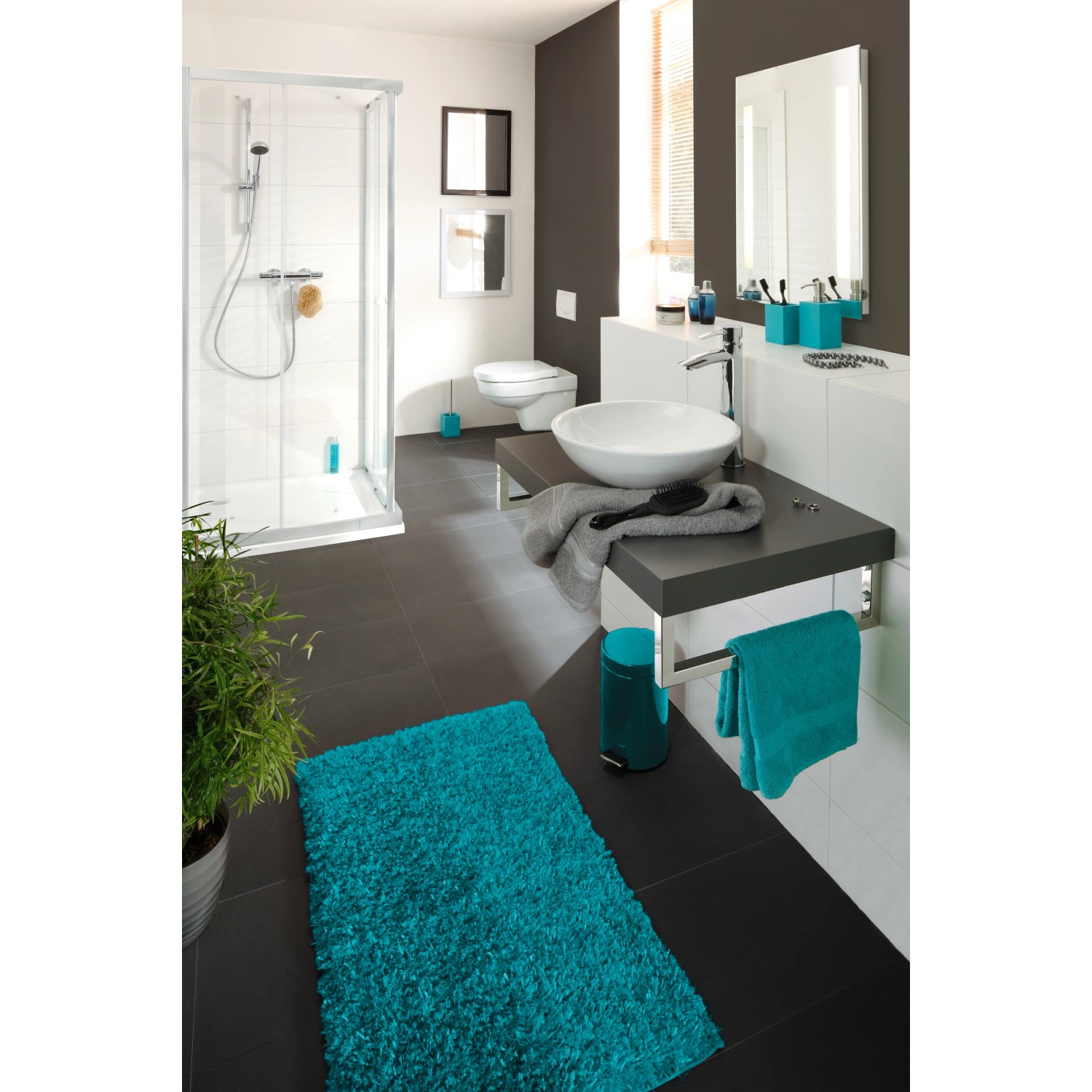 Modernes Badezimmer mit rundem, weißen Aufsatzwaschbecken (Ø 42cm) auf dunkler Waschtischplatte.