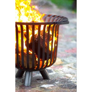 Schwarzer CookKing Feuerkorb Verona aus Stahl, 60x60x52cm, mit brennendem Holz. Lagerfeuer-Atmosphäre für Garten und Terrasse.