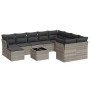 Hellgraue 11-tlg. Garten-Sofagarnitur aus Polyrattan mit dunklen Kissen und Tisch.
