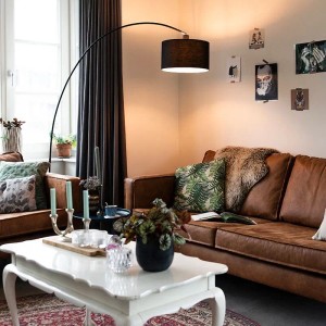 Moderne, schwarze Bogenlampe Vinossa mit Stoffschirm als Innenleuchte im Wohnzimmer.