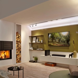 Wohnzimmer mit Decosa Lichtleiste Kathleen Weiß für indirekte Beleuchtung.