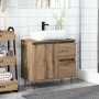 Waschbeckenunterschrank in Artisan-Eiche mit weißem Aufsatzwaschbecken und schwarzen Armaturen.