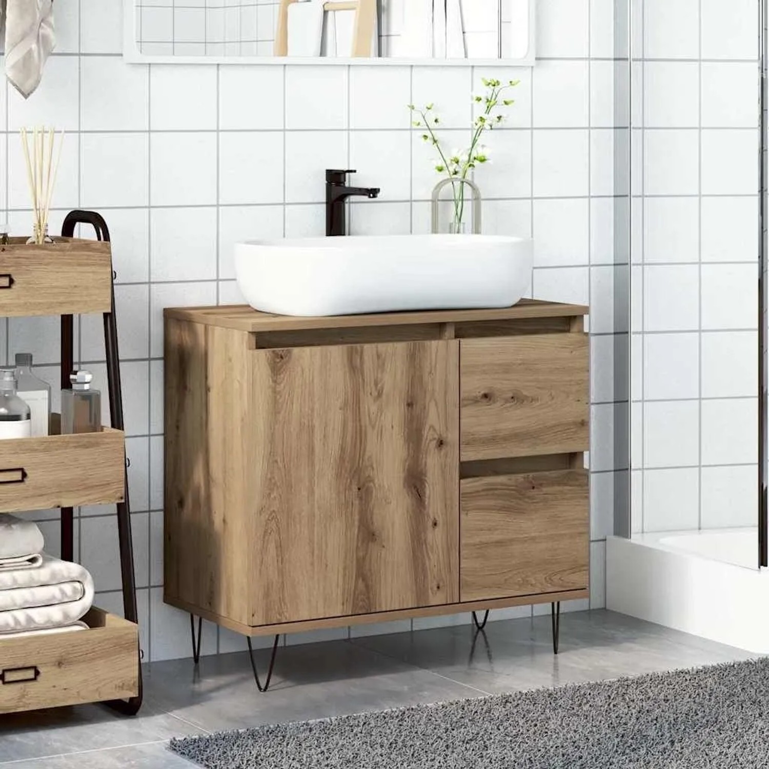 Waschbeckenunterschrank in Artisan-Eiche mit weißem Aufsatzwaschbecken und schwarzen Armaturen.