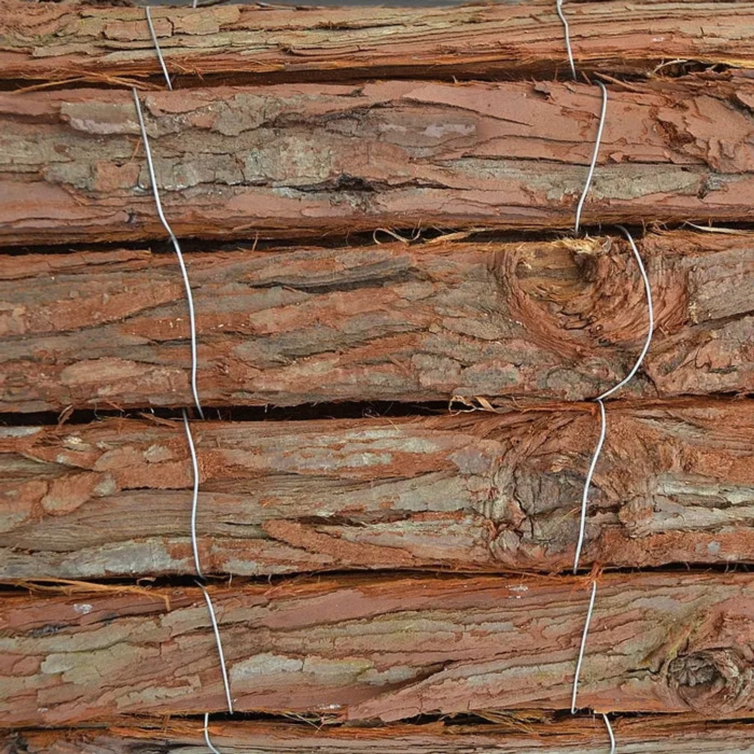 Nahaufnahme der KARAT Baumrindenmatte, einem natürlichen Sichtschutz aus Baumrinde mit Draht verbunden.