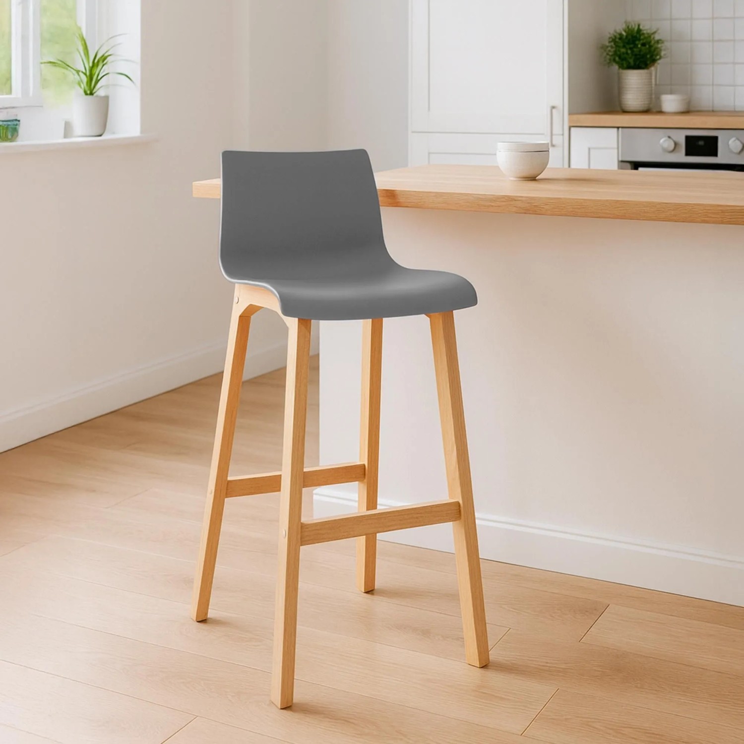 Grauer CLP Barhocker Hover mit Kunststoffsitz und hellem Holz-Vierfußgestell an einer Küchentheke. Modernes Design.