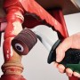 Bosch Schleifwalze SW 60 K80 im Einsatz an einem rot lackierten Tischbein.