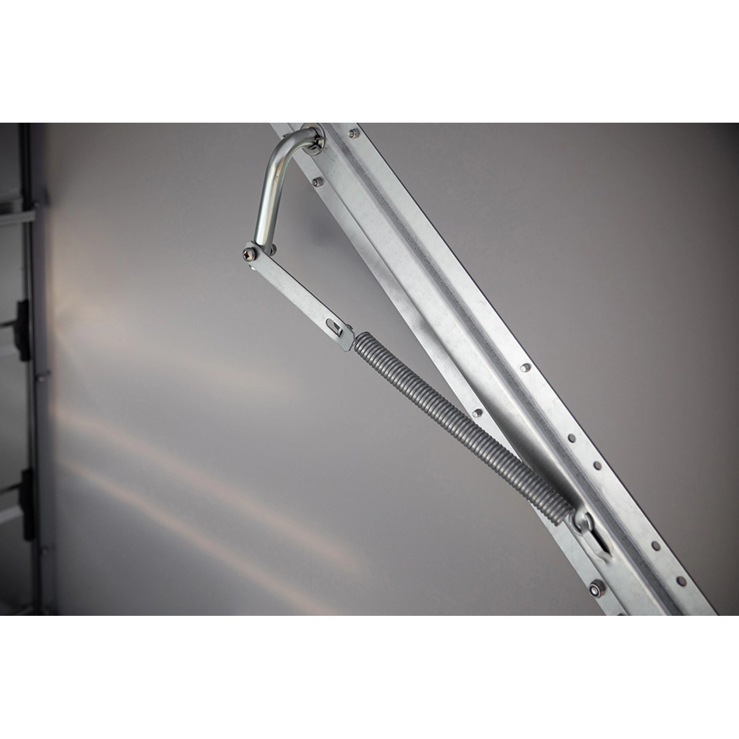 Detailaufnahme: Federunterstützter Öffnungsmechanismus der Trimetals Aufbewahrungsbox.