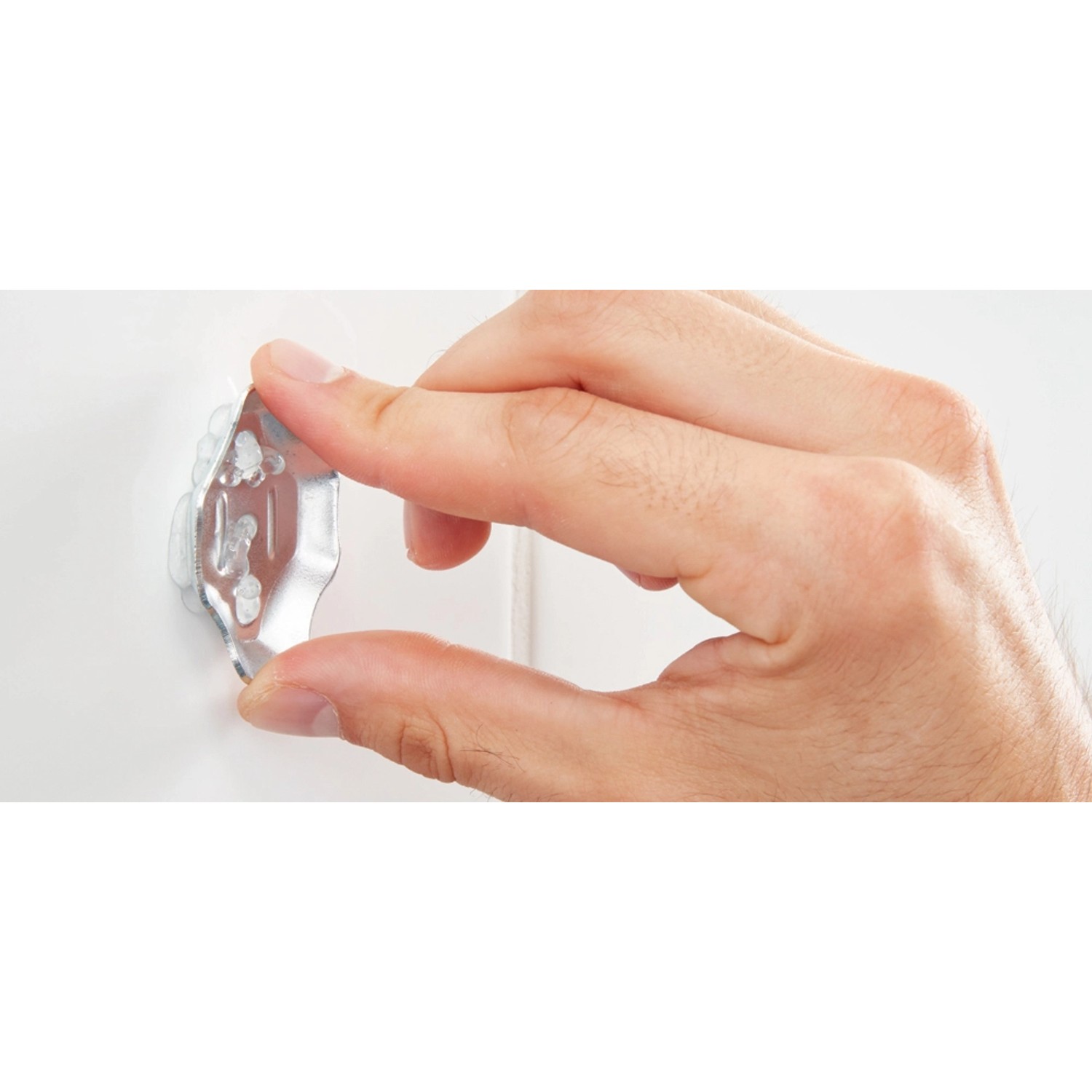Anbringen eines transparenten Adapters mit Fischer Bad Kleber an einer weißen Wand.