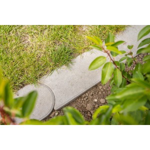 Graue Mähkante Maxi aus Beton, ca. 31,5 cm, zur Rasenbegrenzung.