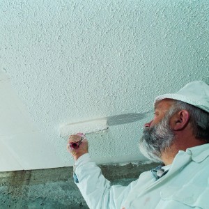 Handwerker verarbeitet Ytong Multipor Mineraldämmplatte an einer Decke.