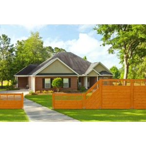 Sichtschutzzaun Nicea in Pinienfarbe, 180x180 cm, vor einem Haus mit Garten.