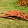 Zusammengeklappte Gartenliege Cuba aus Eukalyptusholz mit Lattenrost auf Rasen.
