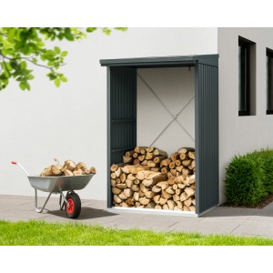 EcoStar Kaminholzregal Trend-V, anthrazitgrau, mit Kaminholz und Schubkarre vor weißer Hauswand.