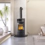 Schwarzer Accente Kaminofen mit Filter Sauberling im Wohnraum.