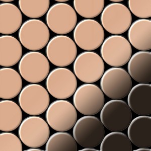 Detailaufnahme: Kupferfarbene Mosaikfliesen (Dome-Form) aus Metall, gewalzte Oberfläche.