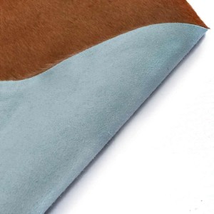 Brauner und weißer Kuhfell Teppich (150x170 cm) von vidaXL. Detailaufnahme der Rückseite.