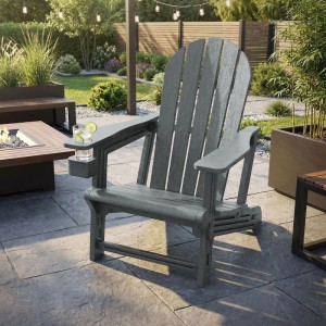 Grauer ML-Design Adirondack Gartenstuhl aus Kunststoff mit Getränkehalter im Garten.