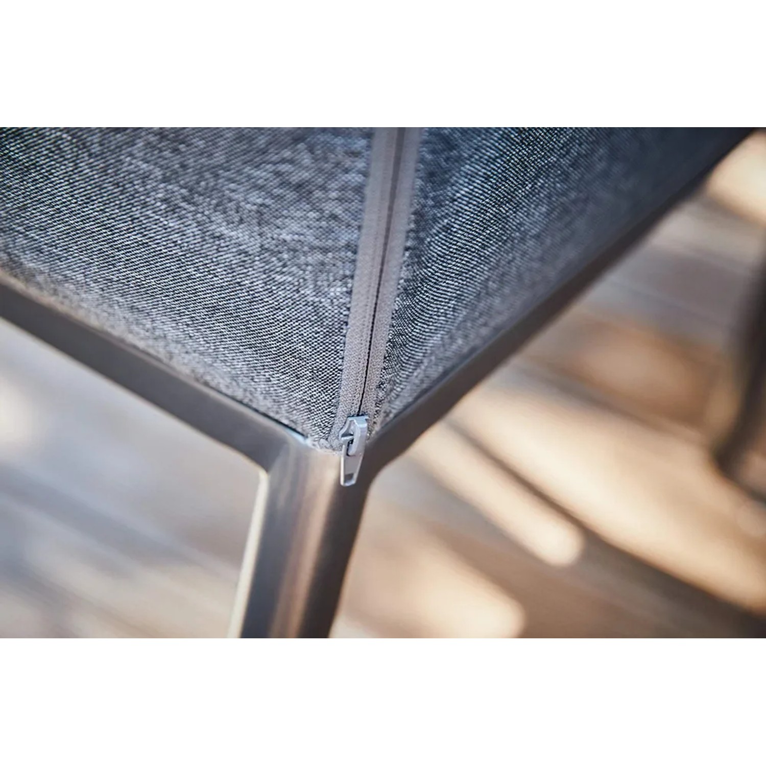 Detailaufnahme Gartenstuhl Pacora Anthrazit: Reißverschluss an Polyspun-Bespannung und Aluminium-Gestell.
