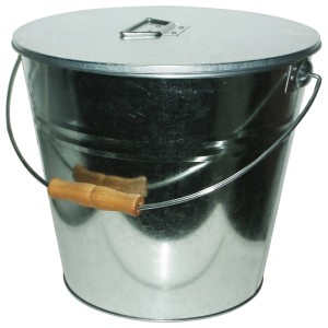 Verzinkter Ascheeimer mit Deckel und Holzgriff für Kamin- und Ofenzubehör.
