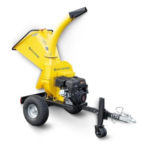 Gelber BAMATO Benzin-Holzhäcksler HACK-150POWER mit 9 kW Motor, Einwurftrichter, Auswurfschacht und Fahrwerk.