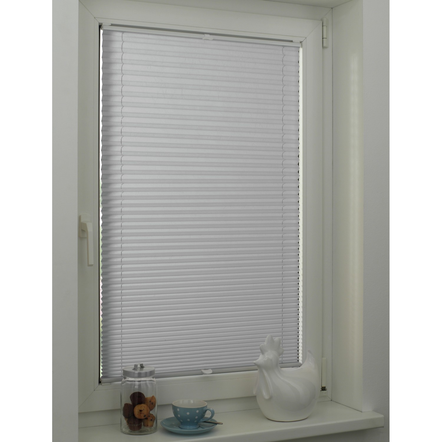 Graues Gardinia Plissee Concept Tageslicht, 90x130 cm, am Fenster montiert.