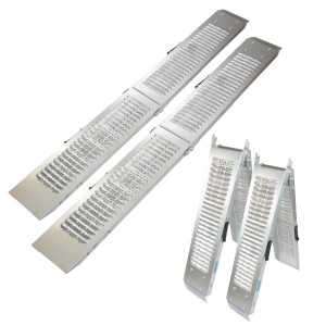 2 klappbare, graue TRUTZHOLM Auffahrrampen aus Stahl, teils aufgeklappt, Zubehör für Autoanhänger.