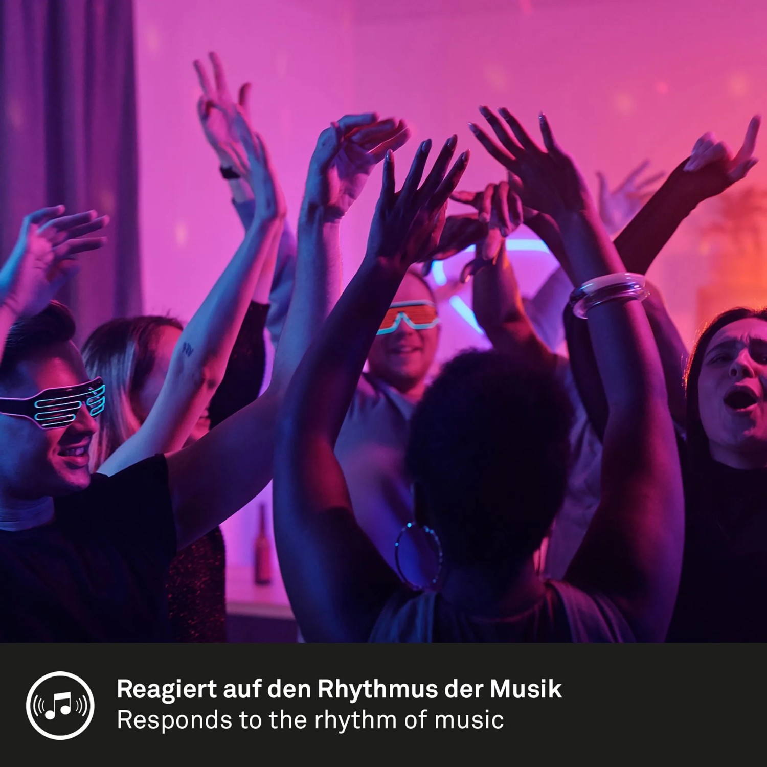 Party mit LED-Strip: Menschen tanzen im bunten Licht des Brilo LED-Streifens mit Musiksensor.
