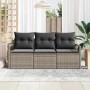 Modernes graues 3-teiliges Gartensofa-Set aus Poly-Rattan mit dunklen Kissen auf einer Terrasse.