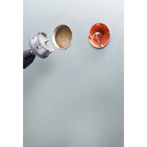 kwb Mehrkranzlochsäge im Einsatz: Lochsäge bohrt Loch in Wand neben einer Verteilerdose.