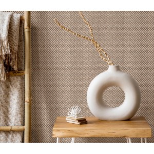 Beige Erismann Vliestapete Code Nature in Rattan-Optik mit Deko-Elementen auf einem Holztisch.