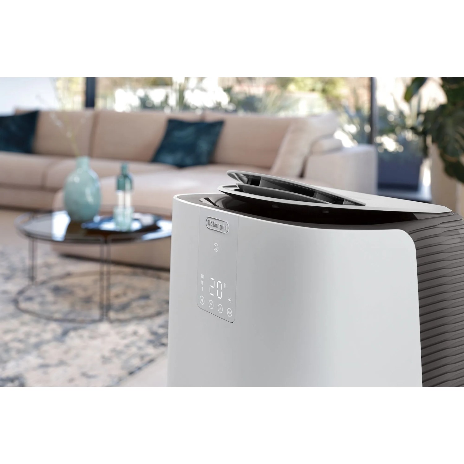 Weißes, mobiles De'Longhi Klimagerät PAC-AP140i mit LED-Display in Wohnraum-Szene.