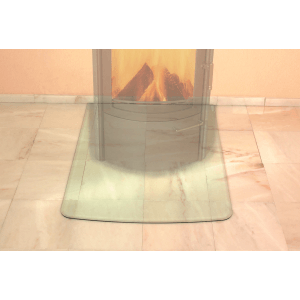 Hark Glasbodenplatte, klein, mit Facettenschliff unter Kaminofen auf hellem Boden.