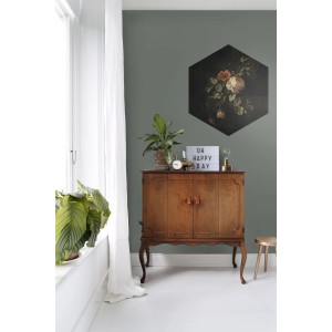 ESTAhome Wandtattoo Blumenstillleben in Dunkelrot und Schwarz (70x81cm) an grüner Wand.