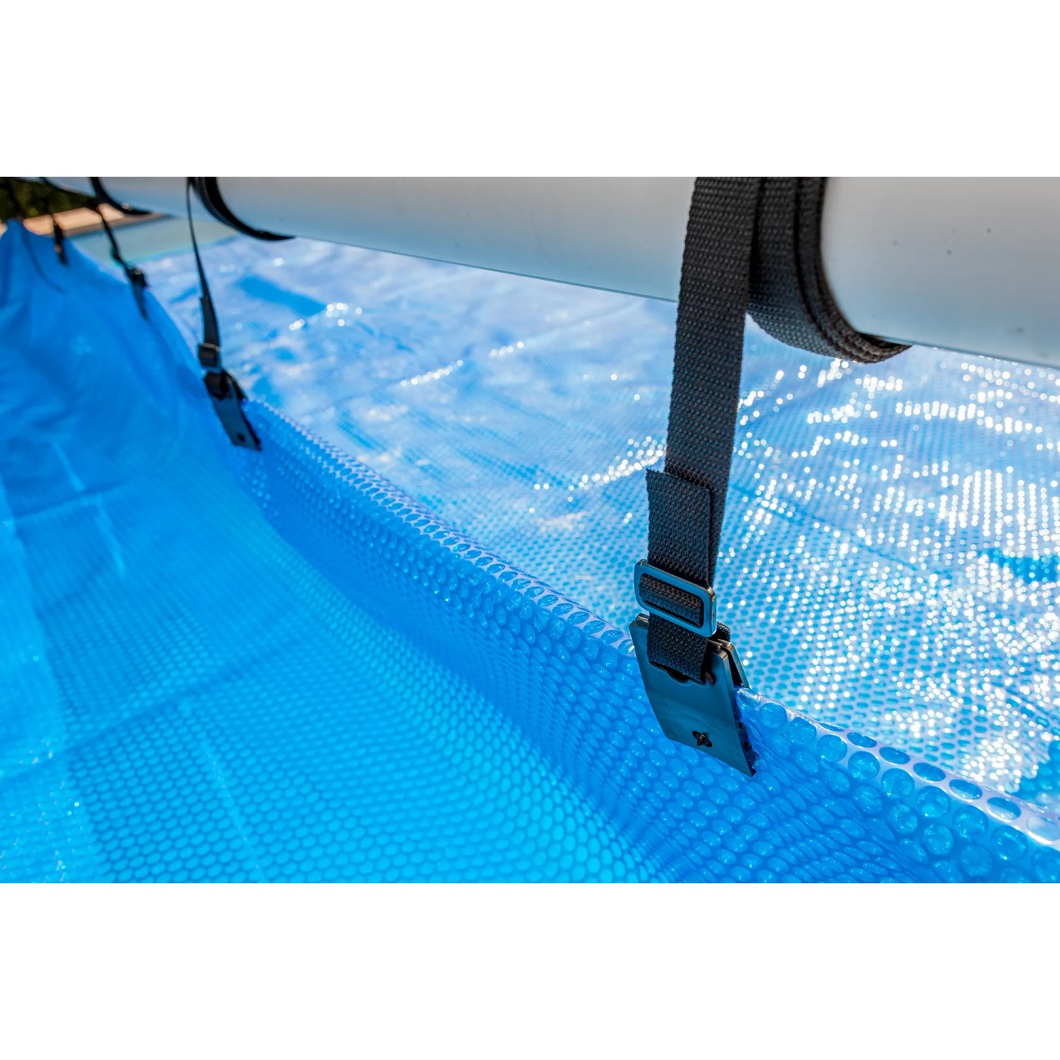 Gre Planenaufroller für Einbaubecken mit blauer Poolabdeckung, Detailaufnahme der Befestigung.