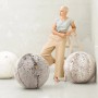 Sitting Ball Hocker Skins Schneeluchs, 3 Hocker in Weiß und Fellimitat-Muster.