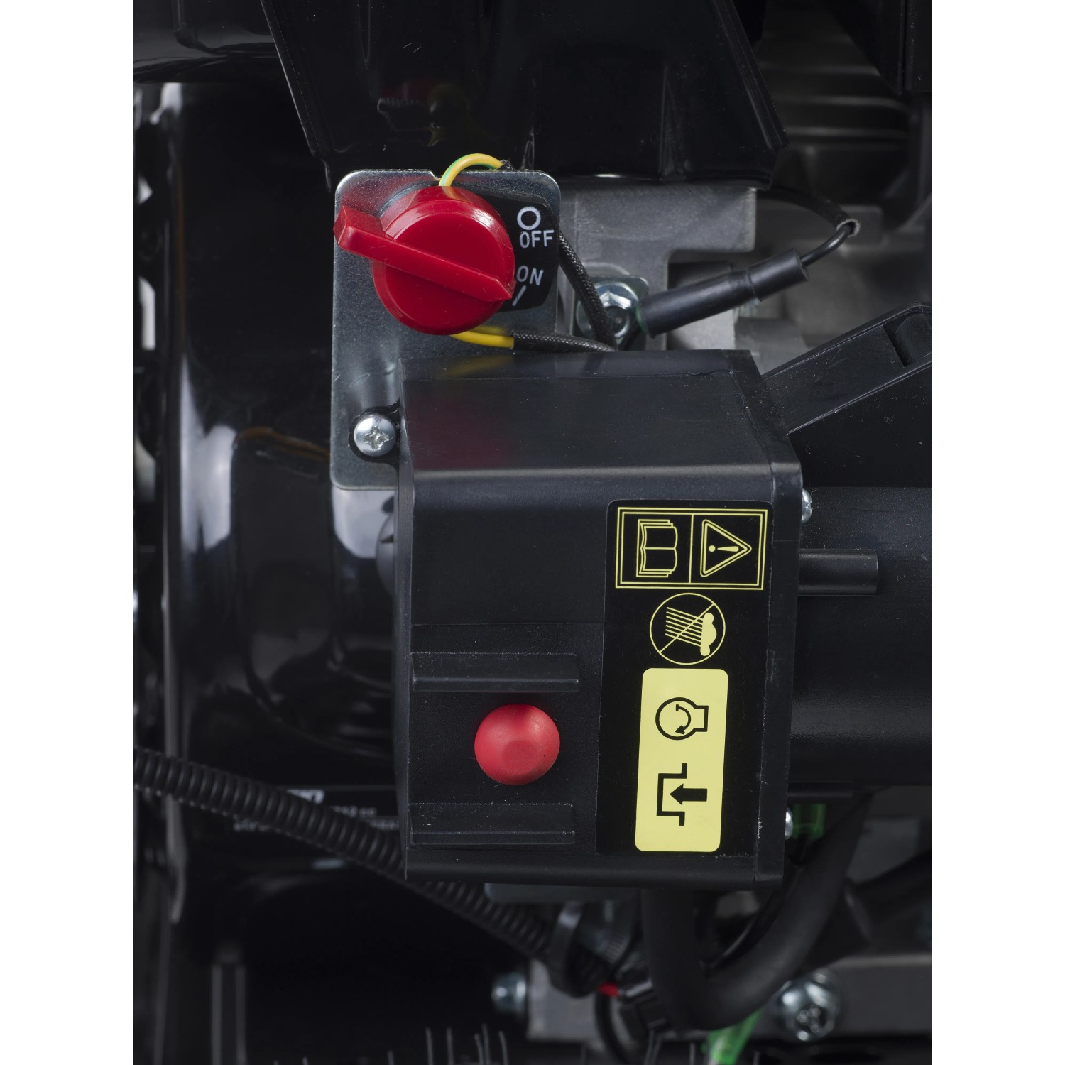 Detailaufnahme: Bedienelemente der Stiga SWS 800 GE Benzin-Kehrmaschine mit Elektrostart.