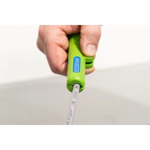 WEICON Rundkabel-Stripper No.13 Green Line beim Abisolieren eines Kabels.