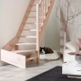 Intercon Raumspartreppe Casablanca, Buche natur, rechtsgewendelt, einseitiges Geländer. Katze liegt unter der Holztreppe.