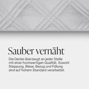 Detailaufnahme der hellgrauen Bestlivings Tagesdecke mit Steppmuster.