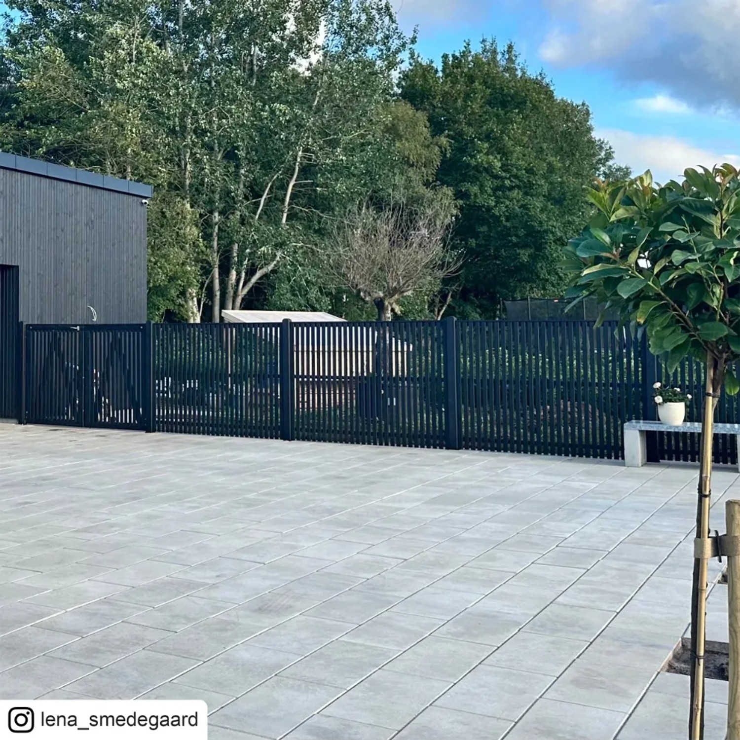 Schwarzes Nadelholz Gartentor Sendai, 100x140cm, mit senkrechten Leisten für Privatsphäre.