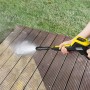 Kärcher K 4 Power Control Flex Home Hochdruckreiniger im Einsatz auf einer Holzterrasse.