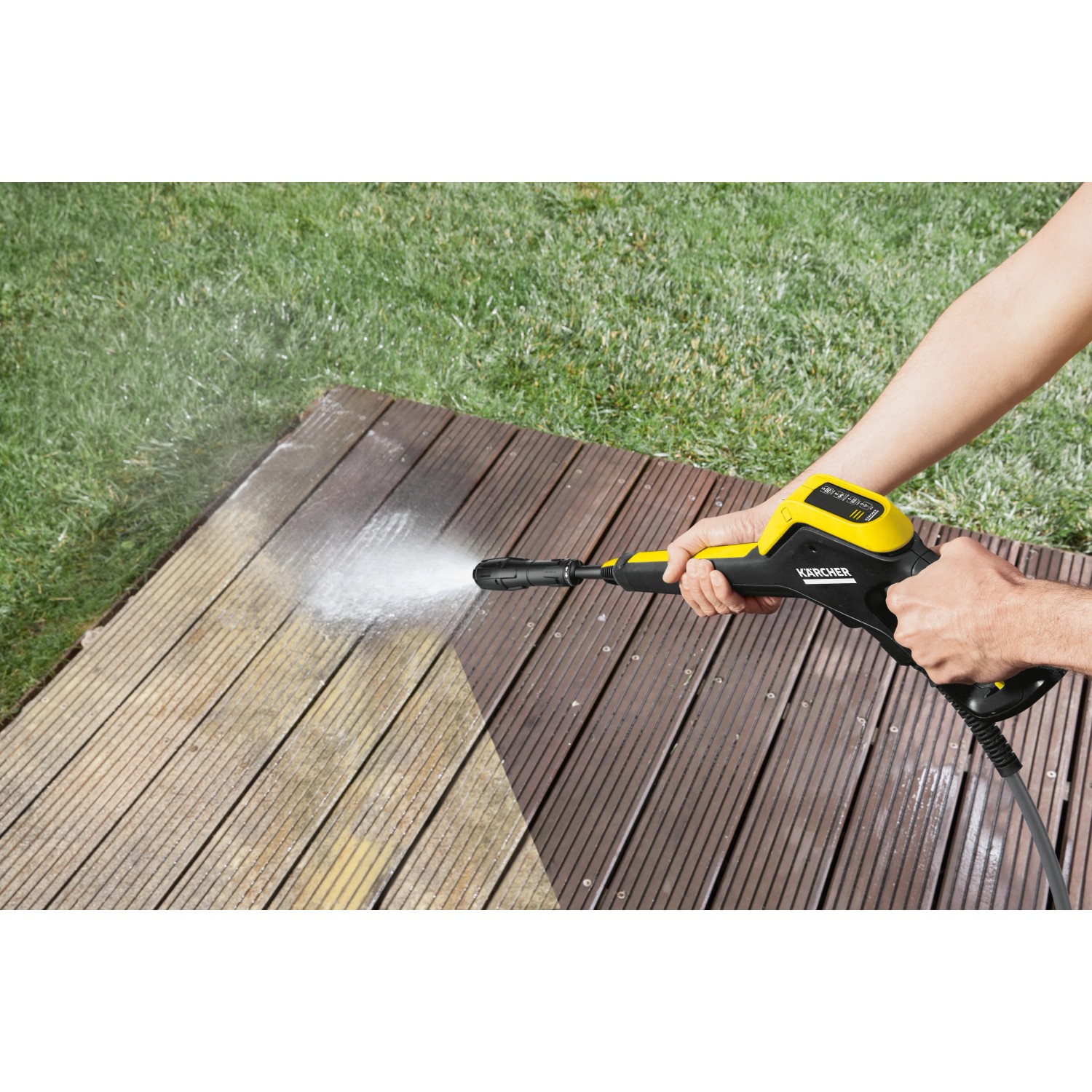 Kärcher K 4 Power Control Flex Home Hochdruckreiniger im Einsatz auf einer Holzterrasse.